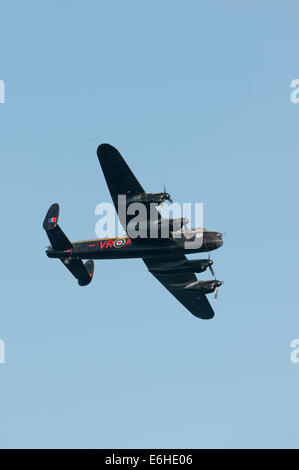 Kampf um das britische Denkmal mit dem Avro Lancaster vom Canadian Warplane Heritage Museum 'Vera' auf der Dawlish Air Show. Stockfoto