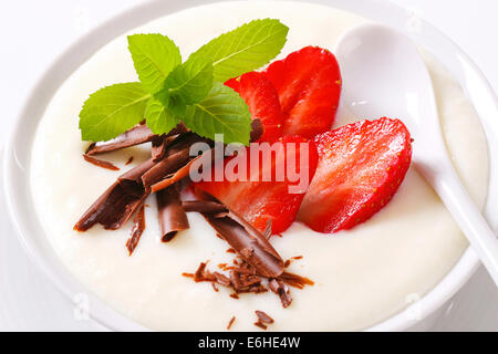 Schüssel mit Grieß-Pudding mit frischen Erdbeeren Stockfoto