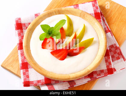 Schüssel mit Grieß Pudding serviert mit frischen Früchten Stockfoto