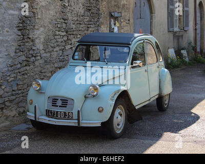 Leichte blaue Citroen 2CV Oldtimer parkten in einem Dorf in Frankreich Stockfoto