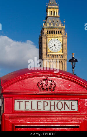 Big Ben Clock Tower der Houses of Parliament und traditionellen K2 Design rote Telefonzelle London England UK Stockfoto