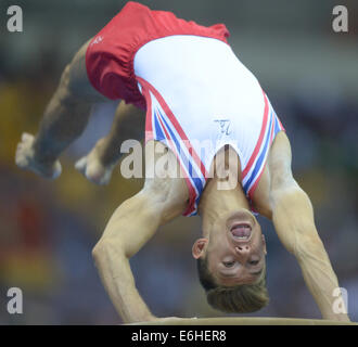 Nanjing, China Jiangsu Provinz. 24. August 2014. Giarnni Regini-Moran von Großbritannien konkurriert während die Männer Tresor Veranstaltung der künstlerischen Gymnastik bei Nanjing 2014 Olympischen Jugendspielen in Nanjing, der ostchinesischen Provinz Jiangsu, 24. August 2014. Moran gewann die Goldmedaille. Bildnachweis: Cheng Min/Xinhua/Alamy Live-Nachrichten Stockfoto