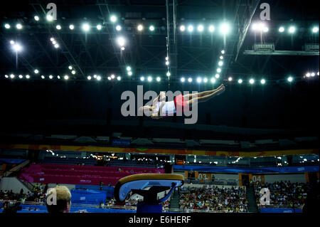 Nanjing, China Jiangsu Provinz. 24. August 2014. Giarnni Regini-Moran von Großbritannien konkurriert während die Männer Tresor Veranstaltung der künstlerischen Gymnastik bei Nanjing 2014 Olympischen Jugendspielen in Nanjing, der ostchinesischen Provinz Jiangsu, 24. August 2014. Moran gewann die Goldmedaille. Bildnachweis: Jiang Kehong/Xinhua/Alamy Live-Nachrichten Stockfoto