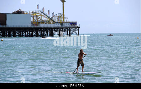 Brighton, Sussex UK Sonnen 24. August 2014 - Paddel-Boarder aus Brighton Beach heute mit dem Wetter erwartet, nassen für Bank Holiday Montag Foto genommen von Simon Dack/Alamy Live News Stockfoto