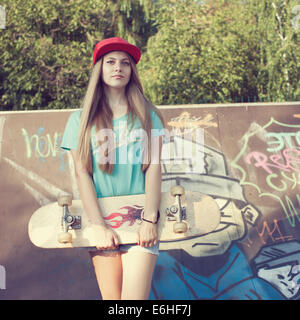 Teengirl mit skateboard Stockfoto