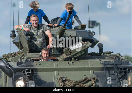 Dunsfold Aerodrome, Surrey UK. Samstag, 23. August 2014. Militärische Rüstung am 10. Dunsfold Flügel und Räder. Bildnachweis: Malcolm Park Leitartikel/Alamy Live-Nachrichten. Stockfoto