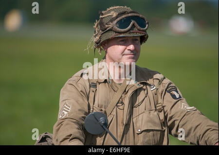 Dunsfold Aerodrome, Surrey UK. Samstag, 23. August 2014. WW2 militärische Uniformen am 10. Dunsfold Flügel und Räder. Bildnachweis: Malcolm Park Leitartikel/Alamy Live-Nachrichten. Stockfoto