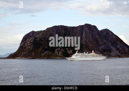 Das Boot geht weiter entlang der norwegischen Küste, stetig seinen Weg nach Süden, vorbei an kleinen Inseln machen. Stockfoto