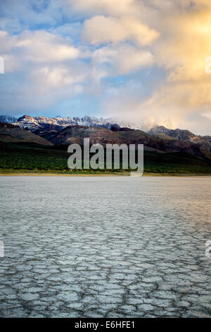 Alvord Wüste und Steens Mountain mit Gewitterwolken. Harney Grafschaft, Oregon Stockfoto