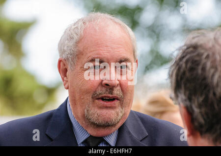 Londonderry, Nordirland. 24. August 2014 - Fellow Moderator Gerry Kelly besucht die Beerdigung von Nordirland Sender Gerry Anderson Credit: Stephen Barnes/Alamy Live News Stockfoto