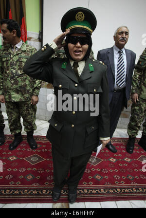 Kabul, Afghanistan. 24. August 2014. Ein frisch graduierte weibliche Afghan National Army (ANA) Offizier salutiert während der Abschlussfeier am 24. August 2014 in Kabul, Afghanistan. Insgesamt 30 weibliche Offiziere graduierte aus Kabul Military Training Center (Ausbildungszentrum) am Sonntag und beauftragt, ANA, sagte General Aminullah Paktiani Kommandeur des Ausbildungszentrum. Bildnachweis: Ahmad Massoud/Xinhua/Alamy Live-Nachrichten Stockfoto