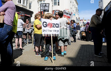 Brighton, Sussex UK 24. August 2014 - Kinder mitmachen wie Pro-palästinensischen Anhänger nehmen Sie Teil an der Rallye für Gaza Veranstaltung in Brighton Stadtzentrum heute organisiert von Brighton und Hove Palestine Solidarity Campaign Hunderte von Aktivisten trafen sich in Brighton Town Hall vor marschieren zu Hove Foto genommen von Simon Dack/Alamy Live News Stockfoto