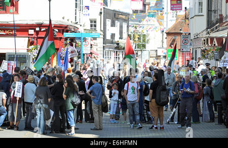 Brighton Sussex UK 24. August 2014 - Pro-palästinensischen Unterstützer beteiligen sich an der Rallye für Gaza Veranstaltung in Brighton Stadtzentrum heute organisiert von Brighton und Hove Palestine Solidarity Campaign Hunderte von Aktivisten trafen sich in Brighton Town Hall vor marschieren zu Hove Foto genommen von Simon Dack/Alamy Live News Stockfoto