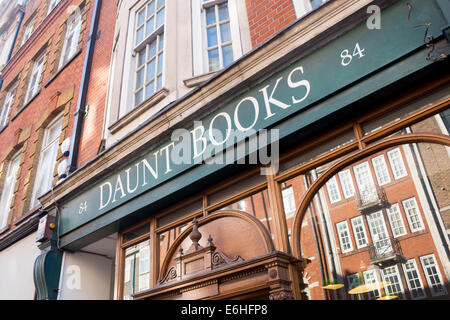 Daunt Bücher unabhängig Reisen Buchhandlung Marylebone High Street London England UK gegenüberliegender Gebäude im Fenster wiedergegeben Stockfoto