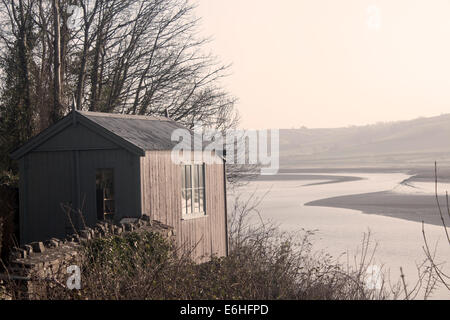 Dylan Thomas schreiben vergossen und Taf-Mündung über Boot Haus Bootshaus Laugharne Talacharn Carmarthenshire South Wales UK Stockfoto