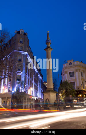 Sieben Zifferblätter Covent Garden in der Dämmerung mit Verkehr Wege Lichter Motion blur London England UK Stockfoto