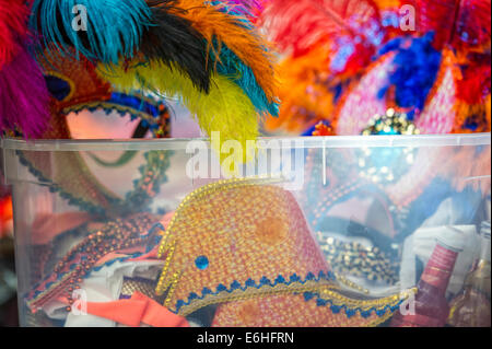 Kostümbehälter für die Tänzer bei der Carifest-Parade Stockfoto