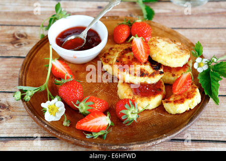 Pfannkuchen mit Erdbeermarmelade, Käse Essen Stockfoto