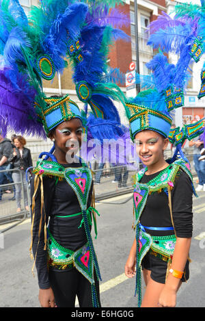 Notting Hill, London, Großbritannien. 24. August 2014. Zwei Mädchen in Tracht bei der Parade. Sonntag ist Kindertag im Notting Hill Karneval der Karibik Kultur Musik, Tanz, Essen und trinken. Bildnachweis: Matthew Chattle/Alamy Live-Nachrichten Stockfoto