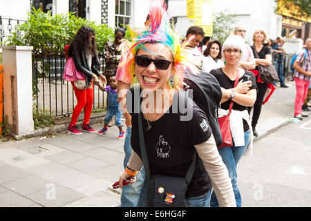 Notting Hill Carnival 2014, Notting Hill, London, London, Großbritannien, 24. August 2014 Tag der Familie beim Karneval 2014 Eine Frau in der Menge Aufpassen der Notting Hill Carnival 2014 Credit: Credit: Richard Soans/Alamy leben Nachrichten Stockfoto