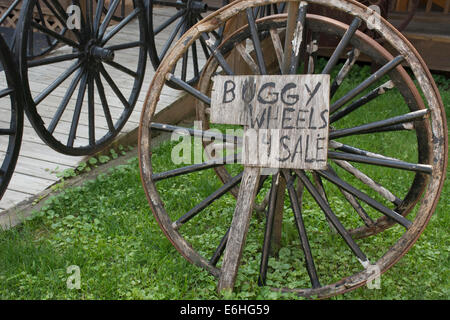 Geauga County, Ohio Mesopotamien. Amische Buggy Räder zum Verkauf. Stockfoto