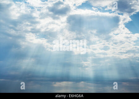 Sonne, brechen große Wolken im Sommer am Meer. Stockfoto