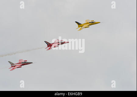 Dunsfold Aerodrome, Surrey UK. Samstag, 23. August 2014. Das rote Mücke Display Team in Folland Gnat T. MK1 Flugzeug high-Speed Überflug am 10. Dunsfold Flügel und Räder. Die Mücke ist die ehemalige Flugzeuge der RAF Red Arrows Team. Bildnachweis: Malcolm Park Leitartikel/Alamy Live-Nachrichten. Stockfoto