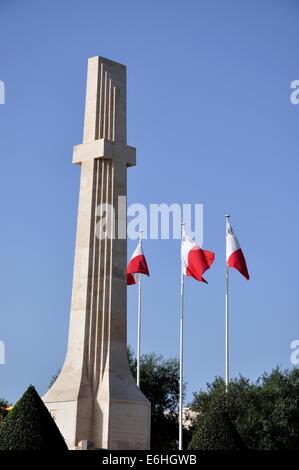 Kriegerdenkmal zwischen Floriana und Valletta, Malta mit drei maltesischen Fahnen wehen sanft im wind Stockfoto