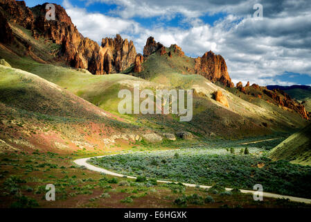 Straße und Felsformationen in Leslie Gultch, Malhuer County, Oregon Stockfoto