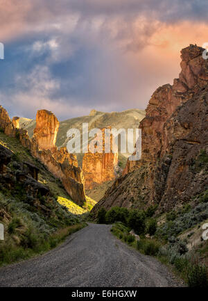 Straße und Felsformationen in Leslie Gultch, Malhuer County, Oregon Stockfoto