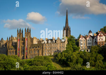 Kirche von Schottland und Tolbooth Kirchtürme ragen die Gebäude des alten Edinburgh, Schottland Stockfoto