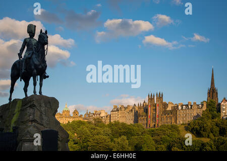 Denkmal für Royal Scots Greys, Church Of Scotland und Tolbooth Kirchtürme ragen die Gebäude des alten Edinburgh, Schottland Stockfoto