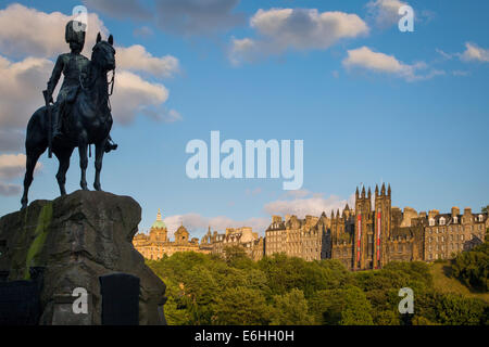 Denkmal für Royal Scots Greys, Church Of Scotland und Tolbooth Kirchtürme ragen die Gebäude des alten Edinburgh, Schottland Stockfoto