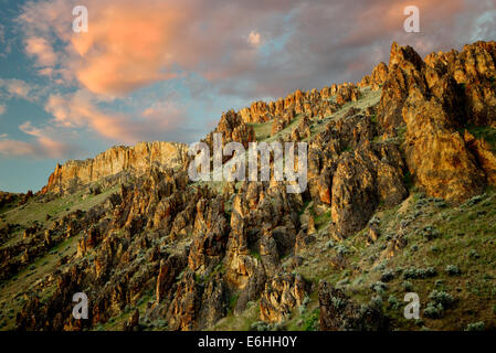 Felsformationen und Wolken in Leslie Gultch. Malhuer County, Oregon Stockfoto