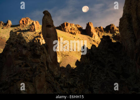 Felsformationen und Wolken in Leslie Gultch. Malhuer County, Oregon Stockfoto