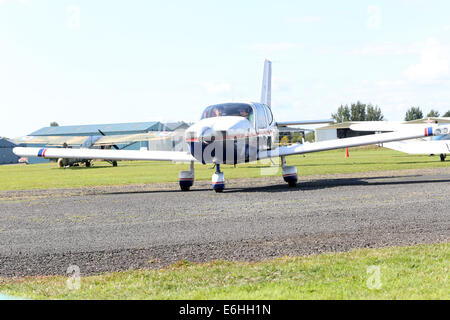 G-MRTN, ein 1980 Socata TB-10 Tobago. Rollen vor dem Passagier Flüge bei Hensridge Airshow, 23. August 2014 Stockfoto