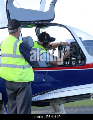 G-MRTN, ein 1980 Socata TB-10 Tobago. Überprüfung der Kontrollen vor dem Passagier Flüge bei Hensridge Airshow, 23. August 2014 Stockfoto