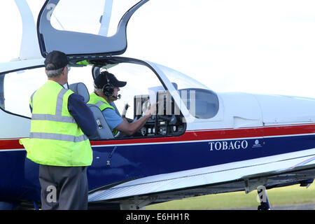 G-MRTN, ein 1980 Socata TB-10 Tobago. Überprüfung der Kontrollen vor dem Passagier Flüge bei Hensridge Airshow, 23. August 2014 Stockfoto