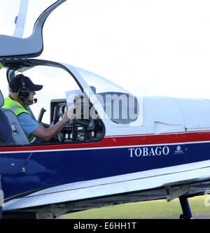 G-MRTN, ein 1980 Socata TB-10 Tobago. Überprüfung der Kontrollen vor dem Passagier Flüge bei Hensridge Airshow, 23. August 2014 Stockfoto