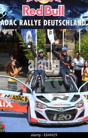 Trier, Deutschland. 24. August 2014. Thierry Neuville (R) und Copilot Nicolas Gilsoul Belgien feiern ihren Sieg nach der ADAC Rallye Deutschland von der Rallye-Weltmeisterschaft WRC vor Porta Nigra in Trier, Deutschland, 24. August 2014. Foto: THOMAS FREY/Dpa/Alamy Live News Stockfoto