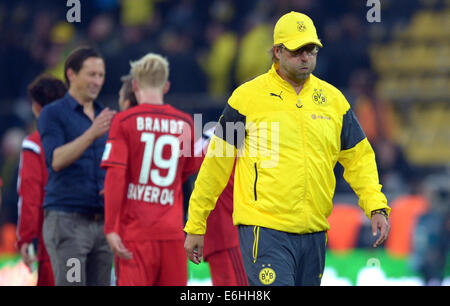 Dortmund, Deutschland. 23. August 2014. Dortmunds Trainer geht Juergen Klopp über das Spielfeld, nachdem die deutsche Bundesliga Fußballspiel zwischen Borussia Dortmund und Bayer 04 Leverkusen im Signal-Iduna-Park in Dortmund, Deutschland, 23. August 2014. © Dpa/Alamy Live-Nachrichten Stockfoto