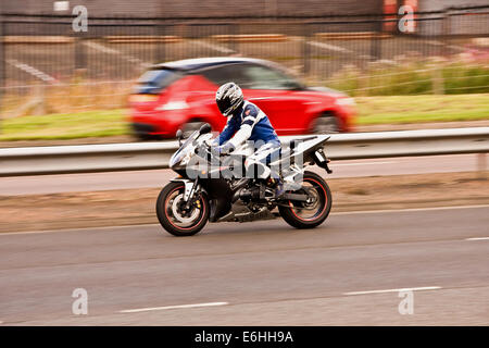 Schwenken mit hinteren Sync-Blitz ein Yamaha YZF 1000 ccm Motorrad Reisen entlang der Kingsway West Schnellstraße in Dundee, Großbritannien Stockfoto