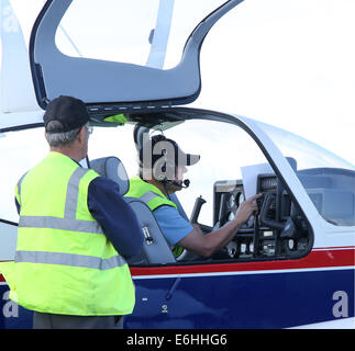 G-MRTN, ein 1980 Socata TB-10 Tobago. Vorabkontrolle prüft die Passagierflüge auf Hensridge Airshow, 23. August 2014 Stockfoto