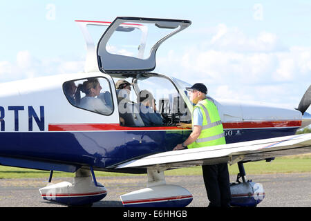 Passagiere an Bord G-MRTN, ein 1980 Socata TB-10 Tobago. geben Passagier Flüge bei Hensridge Airshow, 23. August 2014 Stockfoto