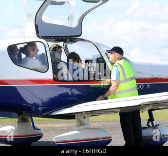 Passagiere an Bord G-MRTN, ein 1980 Socata TB-10 Tobago. geben Passagier Flüge bei Hensridge Airshow, 23. August 2014 Stockfoto