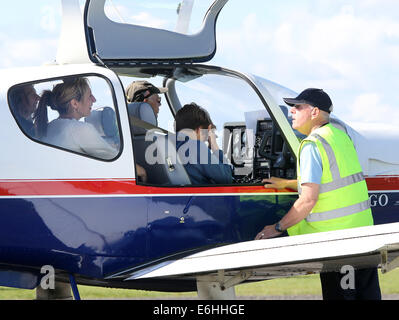 Passagiere an Bord G-MRTN, ein 1980 Socata TB-10 Tobago. geben Passagier Flüge bei Hensridge Airshow, 23. August 2014 Stockfoto