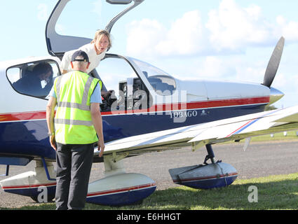 Frau aus G-MRTN, ein 1980 Socata TB-10 Tobago klettern. geben Passagier Flüge bei Hensridge Airshow, 23. August 2014 Stockfoto