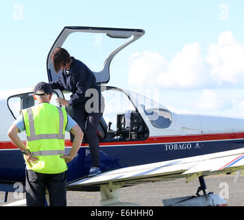 Frau aus G-MRTN, ein 1980 Socata TB-10 Tobago klettern. die Passagierflüge auf Hensridge Airshow, 23rf August 2014 Stockfoto