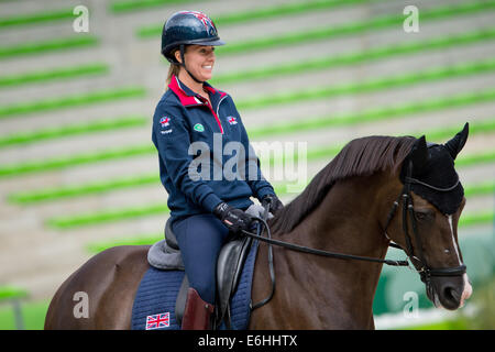 Caen, Frankreich. 24. August 2014. Britische Dressurreiterin Charlotte Dujardin auf ihrem Pferd "Valegro" ein Dressur-Training bei den World Equestrian Games 2014 in Caen, Frankreich, 24. August 2014. Foto: ROLF VENNENBERND/Dpa/Alamy Live News Stockfoto