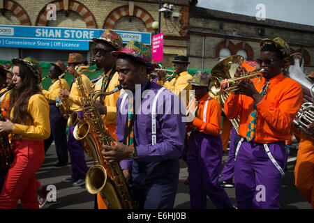 London, UK. 24. August 2014. Eine Blaskapelle in bunten Kostümen auf 2014 Notting Hill Carnival Credit: auf Anblick Photographic/Alamy Live News Stockfoto